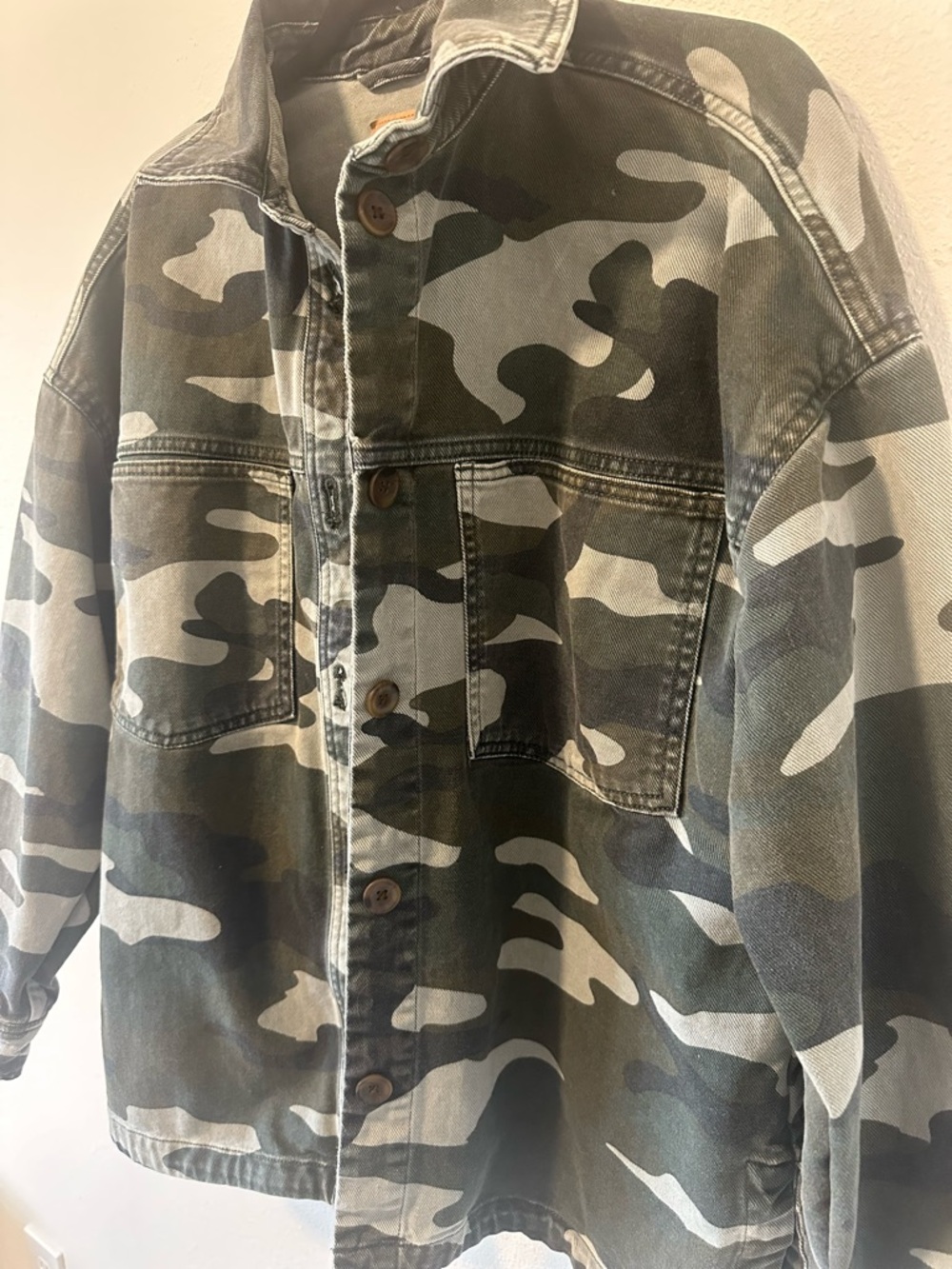 GAP Women’s Camouflage Denim Utility Jacket in Olive Camo - Picture 5 of 9